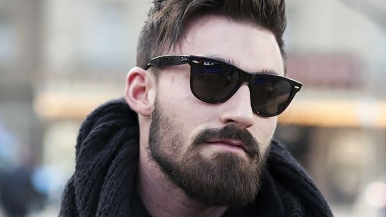 Foto de Barba É Uma Extensão Peluda Do Homem Homem Barbudo Com Bigode  Elegante E Forma De Barba Gerente Com Cabelo De Barba Texturizado Ao Ar  Livre Barba Arrumando Salão De Limpeza